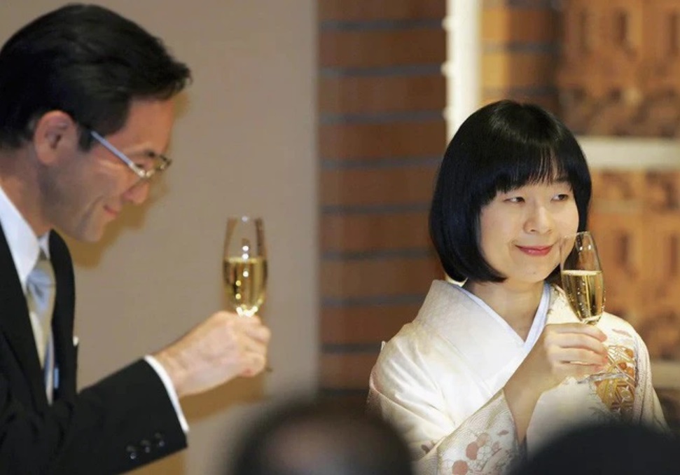 Công chúa Sayako: Bỏ cuộc sống cá chậu chim lồng chạy theo chàng trai mồ côi lay động nước Nhật - Hình 7