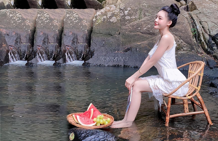 2 nữ thần tắm suối Sài thành mặc mong manh tôn vẻ đẹp căng mọng như trái đào giữa rừng - Hình 7