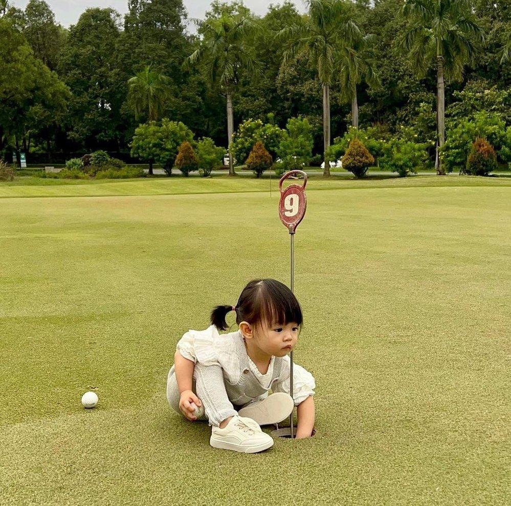 Ái nữ nhà Cường Đô La lên đồ ra sân chơi golf, phong thái con nhà nòi làm ai cũng trầm trồ - Hình 6
