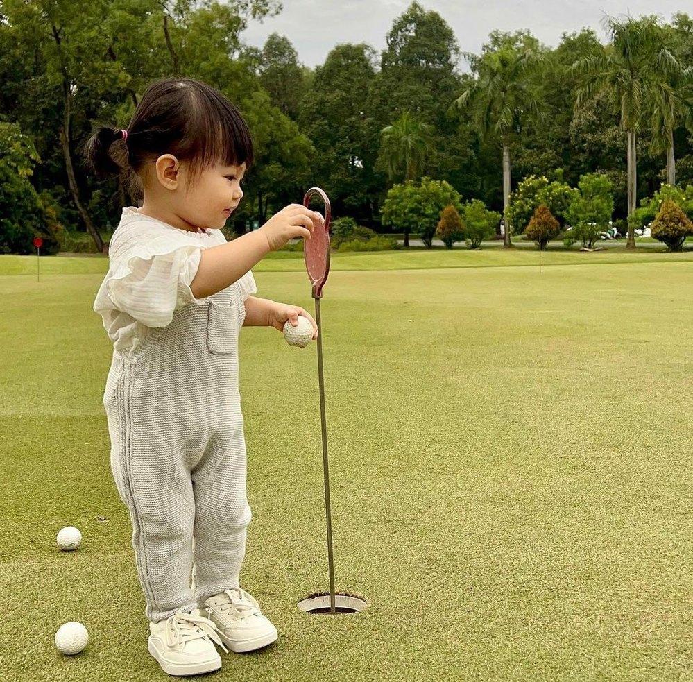 Ái nữ nhà Cường Đô La lên đồ ra sân chơi golf, phong thái con nhà nòi làm ai cũng trầm trồ - Hình 5