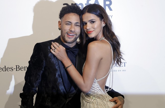 Bạn gái người mẫu cho Neymar ngoại tình kèm 3 điền kiện, CĐM mỉa mai mê tiền giống người yêu Ronaldo - Hình 5