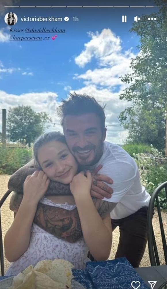 Harper Beckham trổ tài nấu nướng ăn đứt anh trai Brooklyn, Victoria tự hào ra mặt - Hình 1