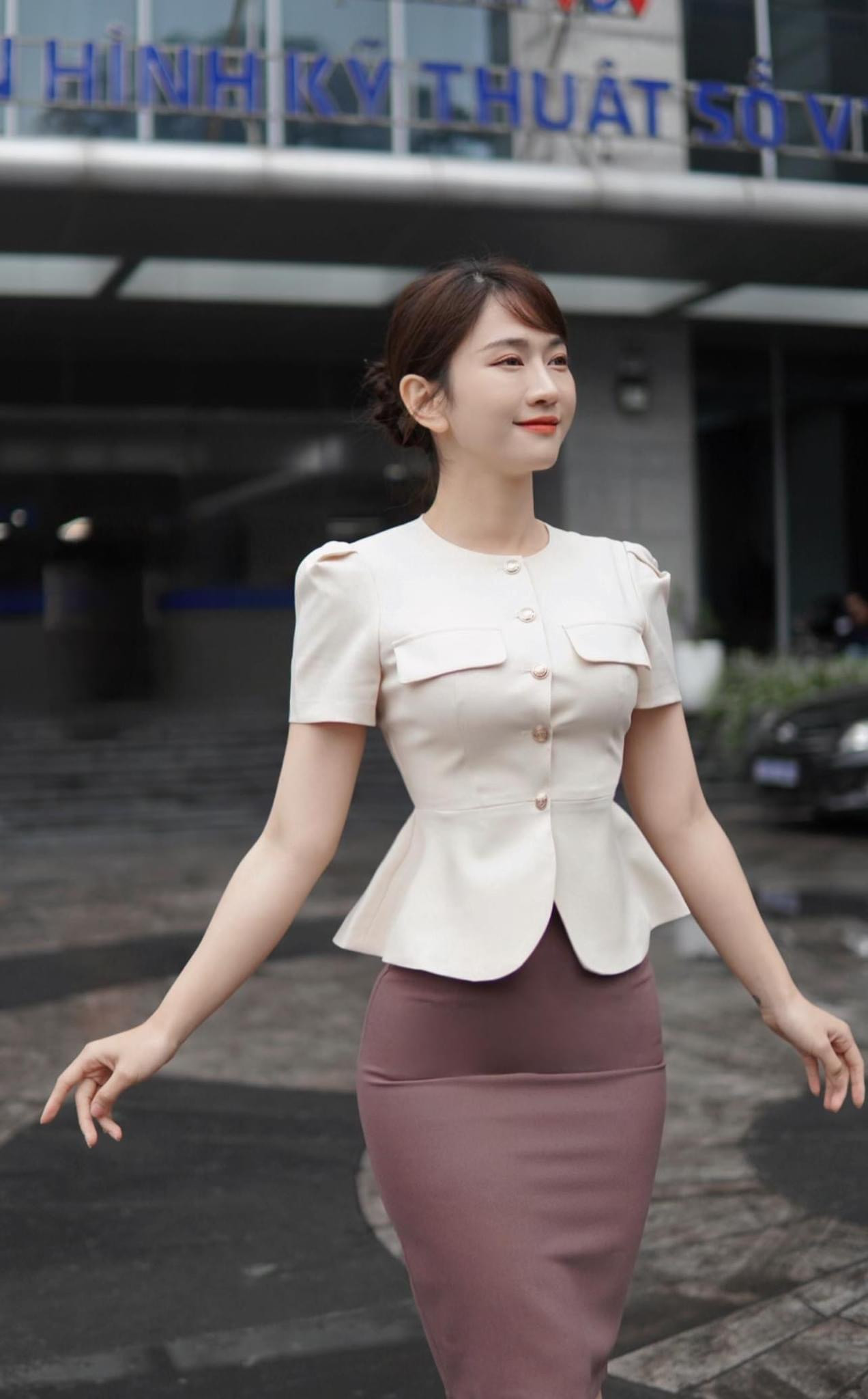 Lê Bống bật khóc kể về quá khứ nghèo khổ, phải sống trong căn nhà ngập tràn nước cống - Hình 4