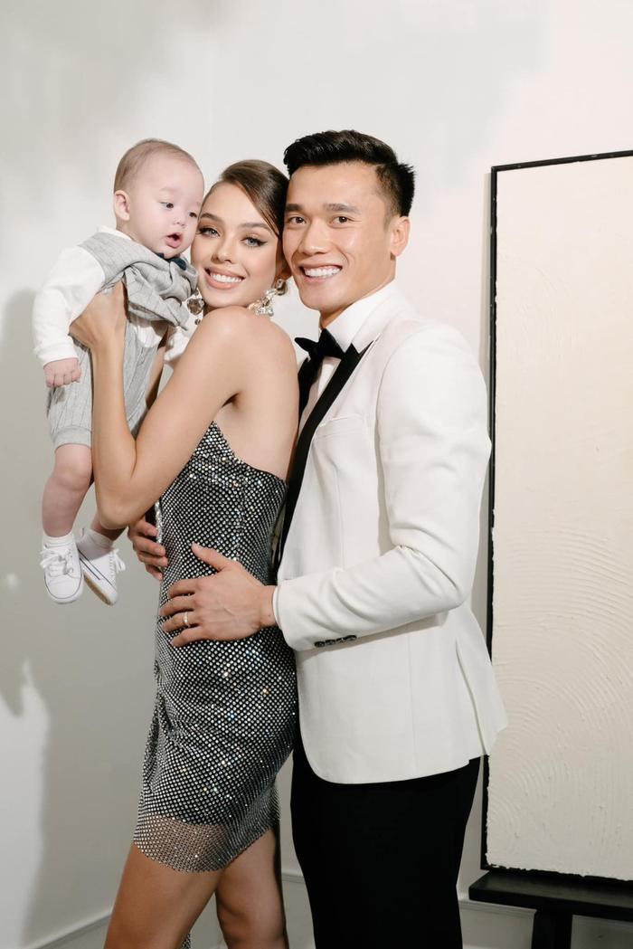 Vợ Tây của Bùi Tiến Dũng lộ vóc dáng sau sinh gây sốc, khiến chồng hết hồn khi diện áo dài - Hình 3