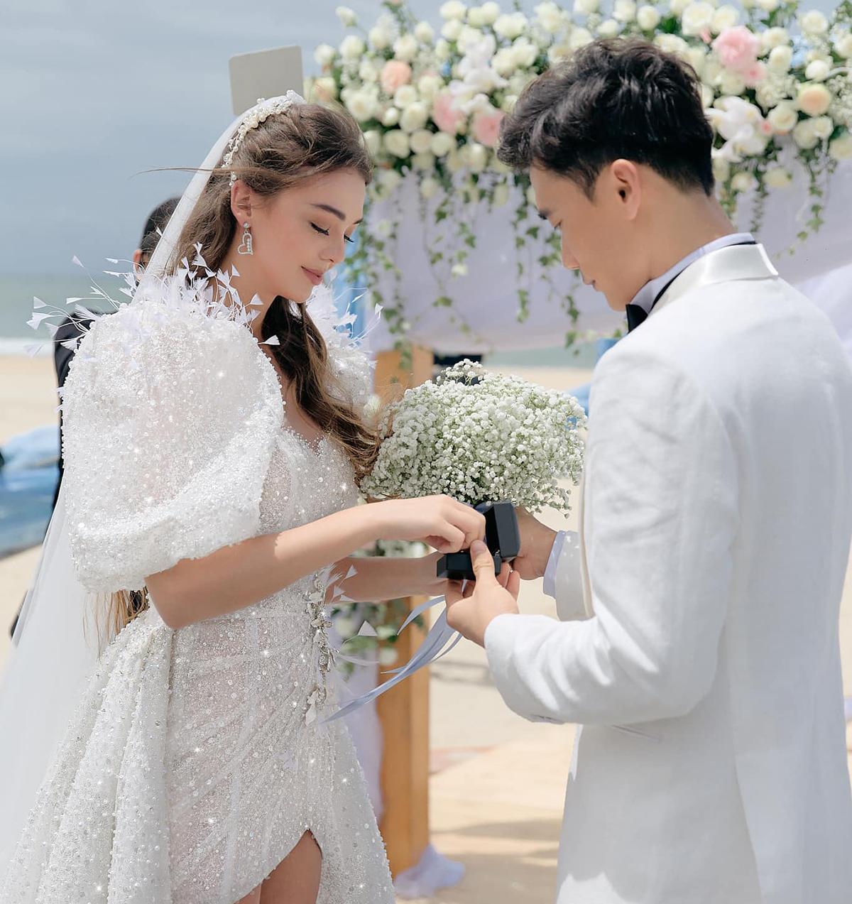 Vợ Tây của Bùi Tiến Dũng lộ vóc dáng sau sinh gây sốc, khiến chồng hết hồn khi diện áo dài - Hình 6