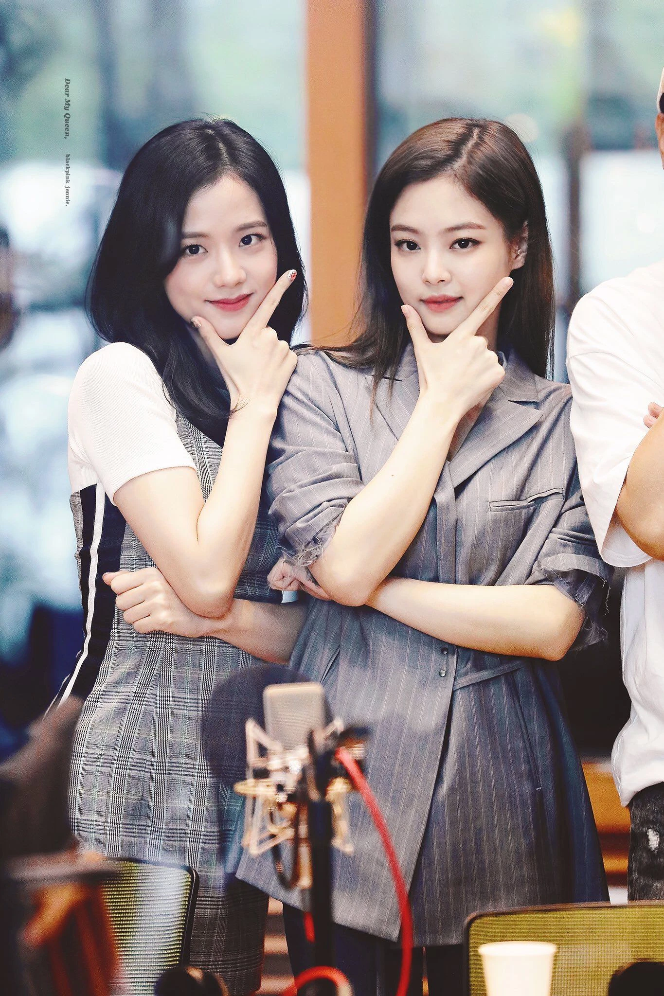 Lisa già chát, Jennie bị chê chỉ đáng xách dép cho Jisoo, chị cả Blackpink mới là người hẹn hò V? - Hình 5
