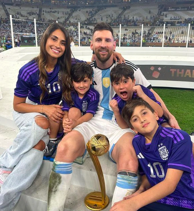Nửa kia của Ronaldo - Messi - Neymar: Người phá của, kẻ vì tiền chịu nhục cho bạn trai ngoại tình - Hình 1