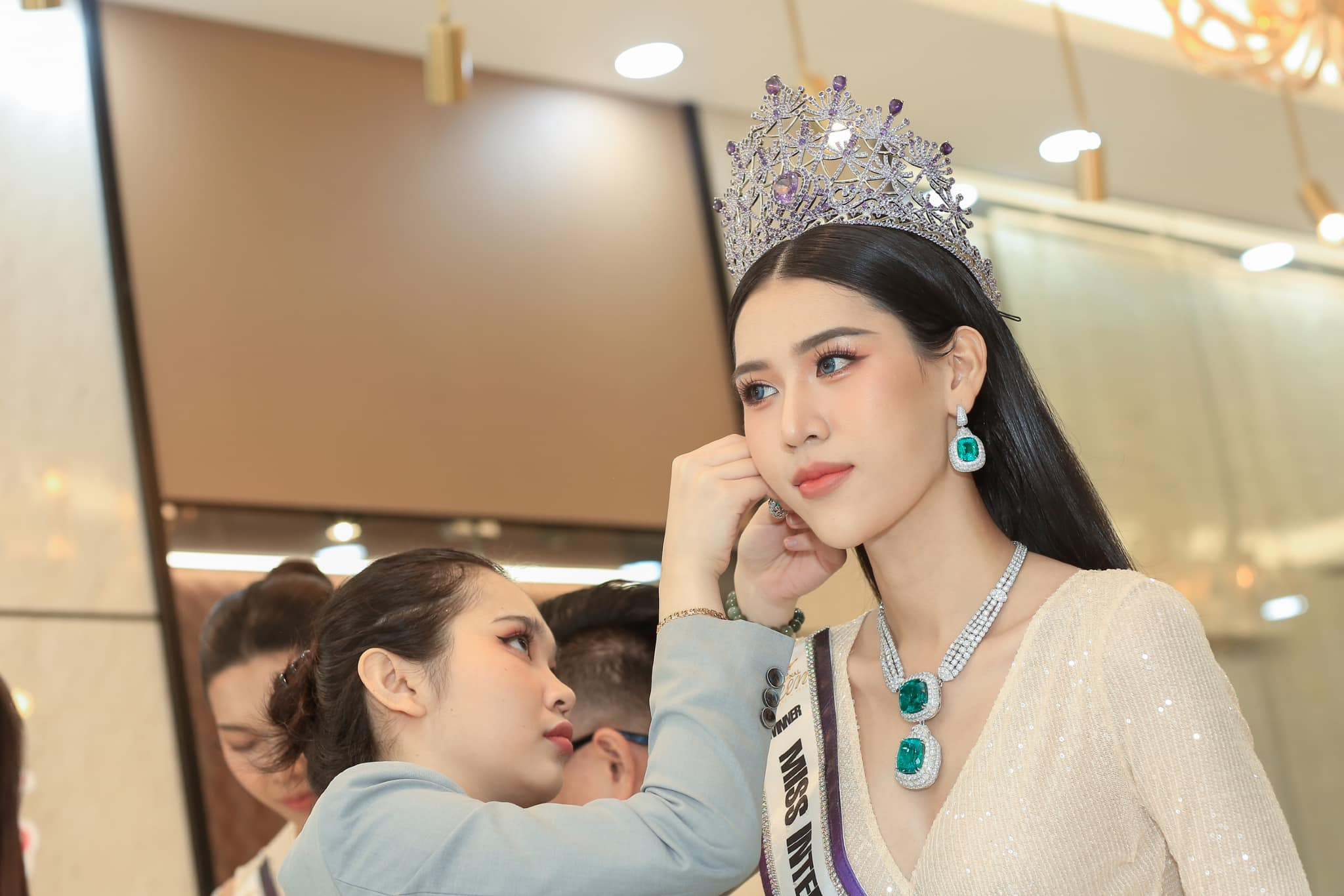 Dịu Thảo trục trặc trong màn xuất trận đến Miss International Queen 2023, fan la ó đòi công bằng - Hình 5