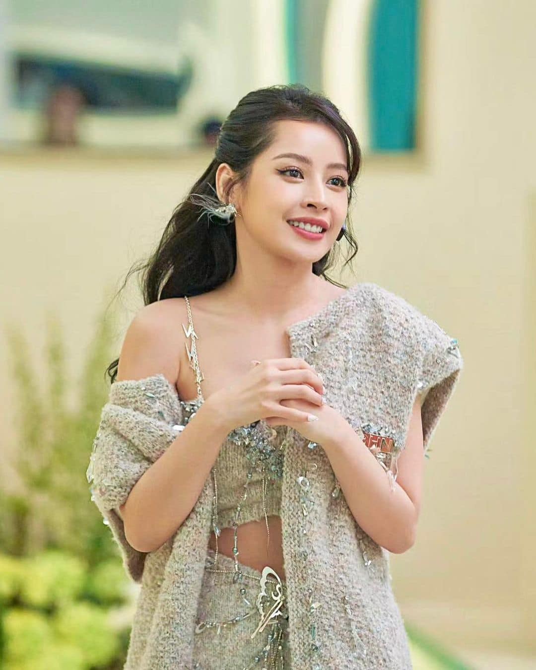 Chi Pu bối rối vì fan Trung Quốc chặn đường, hành động bất ngờ trong thang máy ghi điểm tuyệt đối - Hình 6