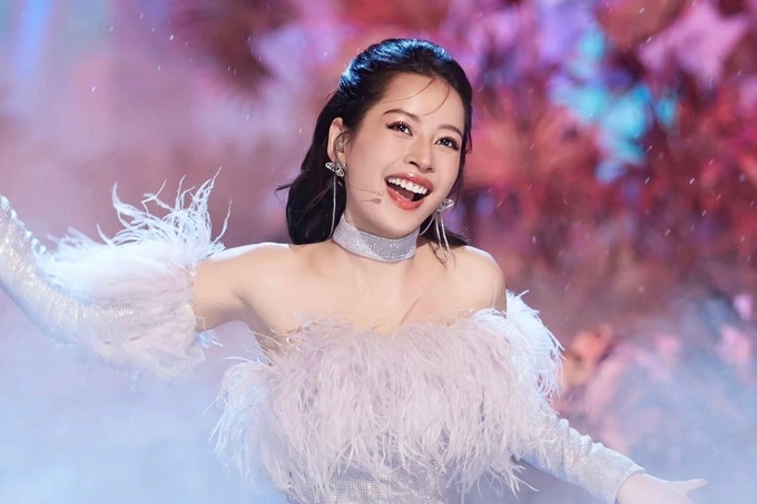 Chi Pu bối rối vì fan Trung Quốc chặn đường, hành động bất ngờ trong thang máy ghi điểm tuyệt đối - Hình 7