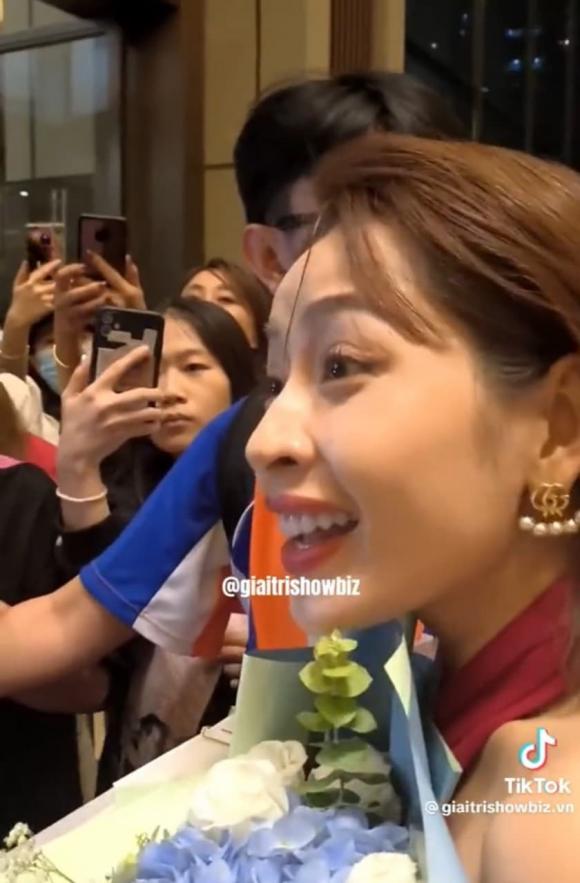 Chi Pu bối rối vì fan Trung Quốc chặn đường, hành động bất ngờ trong thang máy ghi điểm tuyệt đối - Hình 2