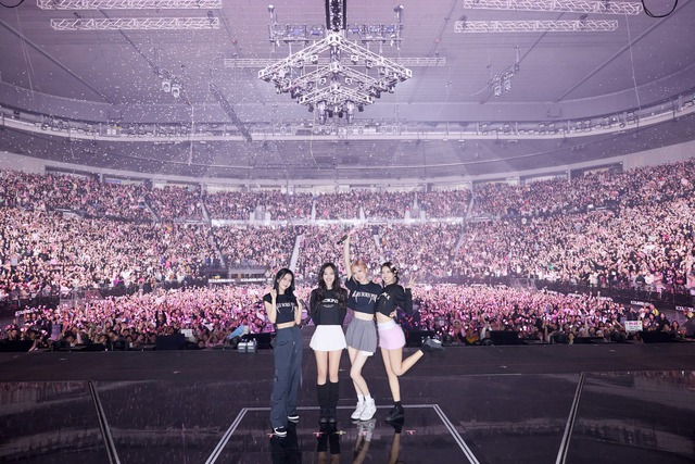 Jisoo (BLACKPINK) mê mẩn chả giò, cưng chiều fan Việt hết mực, BTS - EXO cũng rục rịch đến VN - Hình 7