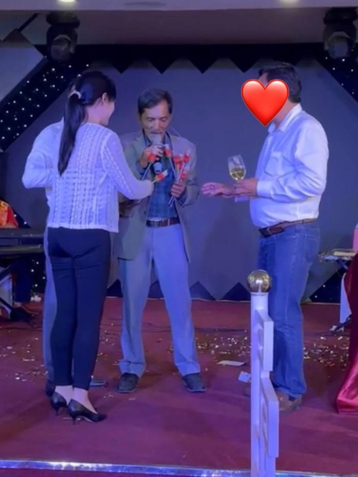 Thương Tín gắng gượng đi hát, bị bầu show chiếm hết tiền khán giả tặng, cố nhịn nhục vì 1 điều - Hình 3