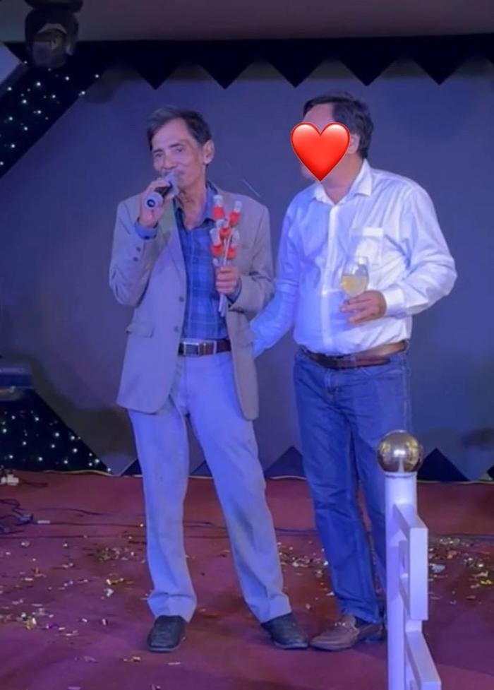 Thương Tín gắng gượng đi hát, bị bầu show chiếm hết tiền khán giả tặng, cố nhịn nhục vì 1 điều - Hình 1