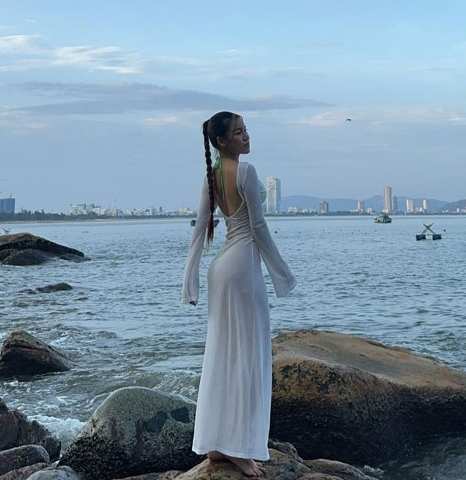 Bạn gái Văn Lâm diện b.ikini khoe vòng 3 trái đào đầy n.óng b.ỏng - Hình 3