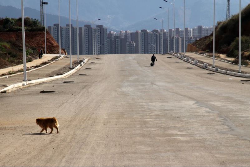 Bên trong các thành phố ma của Trung Quốc với hàng triệu căn hộ bị bỏ hoang - Hình 7