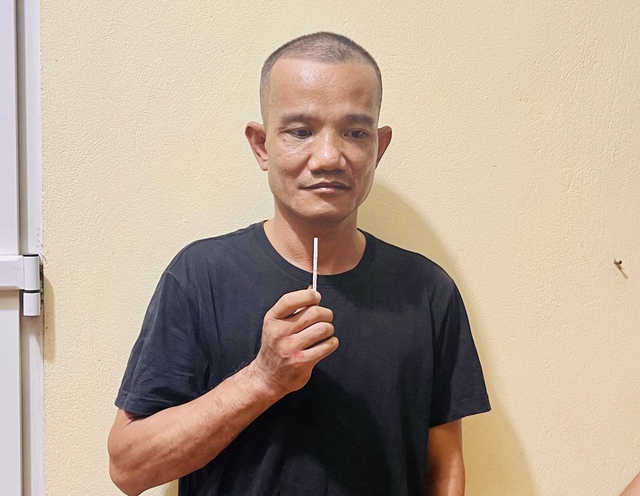 Bị kiểm tra, gã nghiện cắn tay chảy máu rồi bôi vào 4 cán bộ CSGT - Hình 1