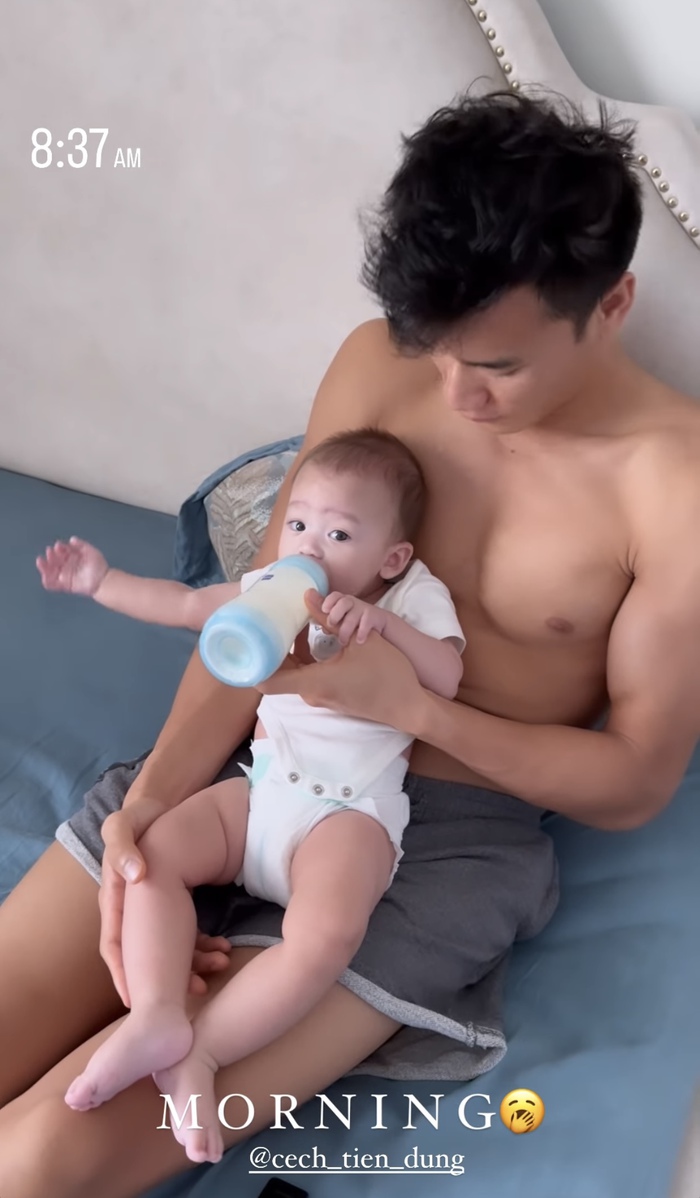 Bùi Tiến Dũng khoe cơ bắp cực phẩm lúc chăm con - Hình 2