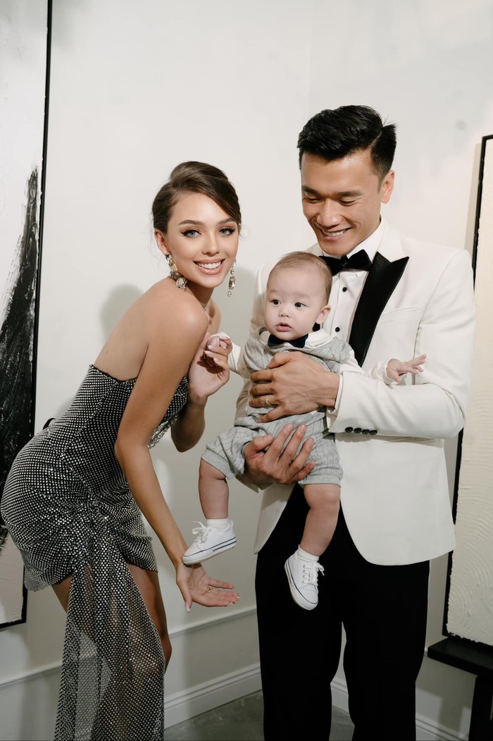 Bùi Tiến Dũng khoe cơ bắp cực phẩm lúc chăm con - Hình 1