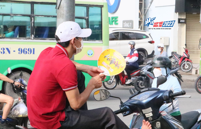 Con đi thi lớp 10, nhiều cha mẹ dãi nắng dầm mưa đợi trước cổng trường - Hình 2