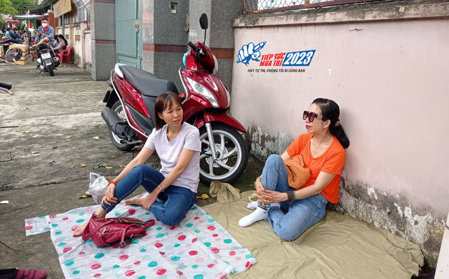 Con đi thi lớp 10, nhiều cha mẹ dãi nắng dầm mưa đợi trước cổng trường - Hình 1