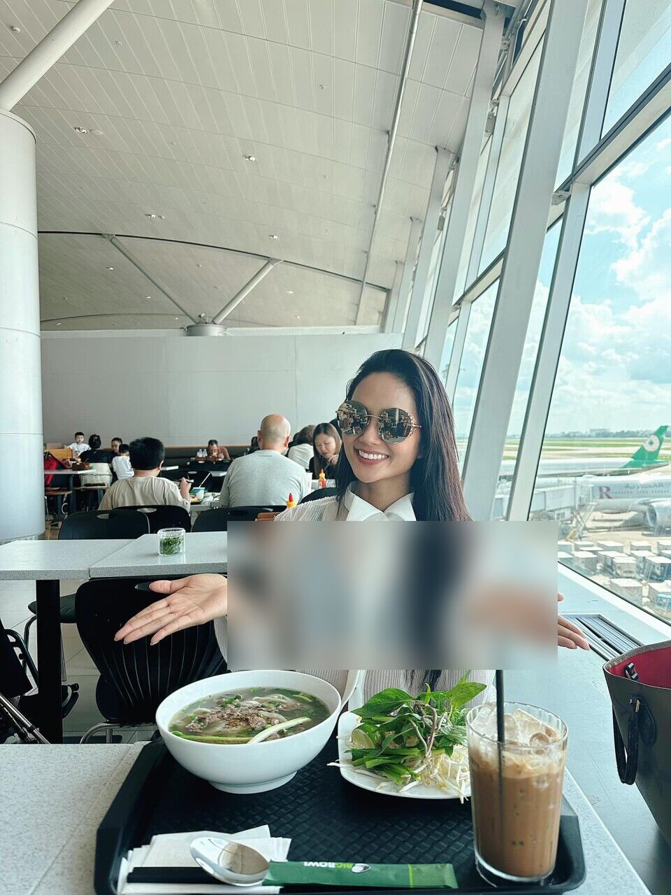 HHen Niê bị ném đá khi diện áo xuyên thấu ra sân bay, lộ hết phần nhạy cảm gây nhức mắt khán giả - Hình 3