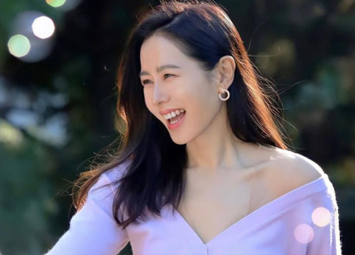 Son Ye Jin - Hyun Bin đồng loạt bị khui quá khứ chấn động, lộ cả ảnh ôm ấp đàn ông lớn tuổi? - Hình 2