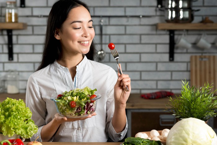 Tốc độ ăn và thứ tự ăn lột trần tính cách tiềm ẩn của một người: Người ăn nhanh thường bộc trực, ăn càng chậm càng tinh tế - Hình 1