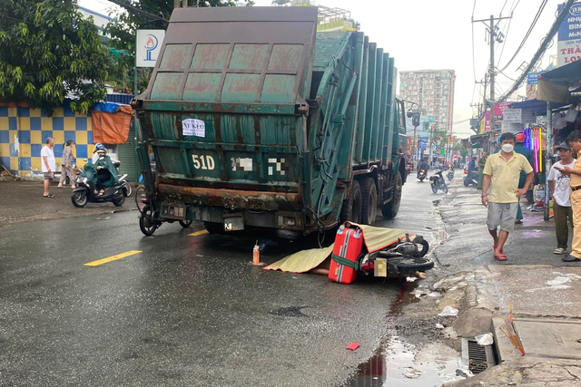 TP.HCM: Va chạm xe rác, người đàn ông đi xe máy tử vong - Hình 1