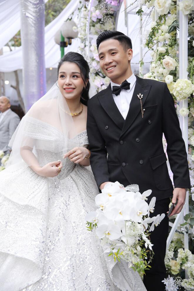 Vợ Bùi Tiến Dũng tố chồng sống tệ bạc, chưa bao giờ xứng đáng, dự định dọn ra riêng cùng 2 con? - Hình 1