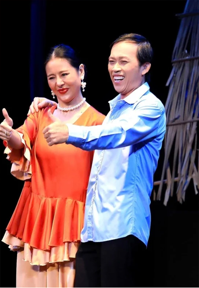 Hoài Linh gây choáng với diện mạo khắc khổ, gầy gò thiếu sức sống, lộ diện tại Đức sau loạt thị phi - Hình 8