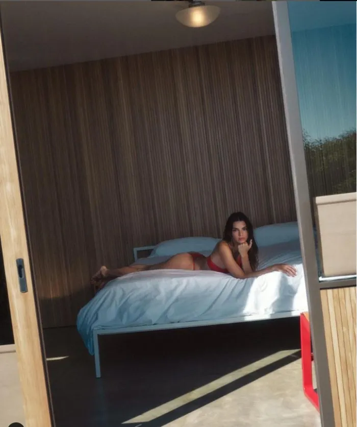 Kendall Jenner đón hè với b.ikini đỏ rực cháy - Hình 2