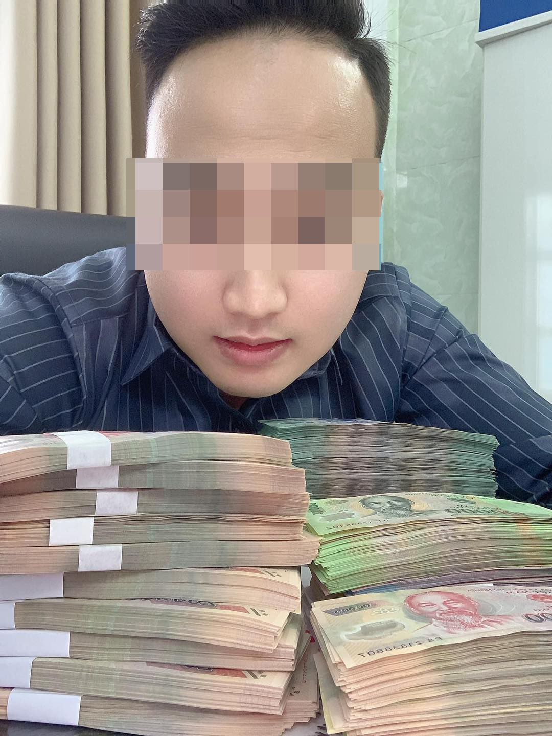 Hé lộ danh tính vợ chồng trẻ quên trả tiền phòng ở Hạ Long: Check in chanh sả, khoe tiền núi - Hình 3