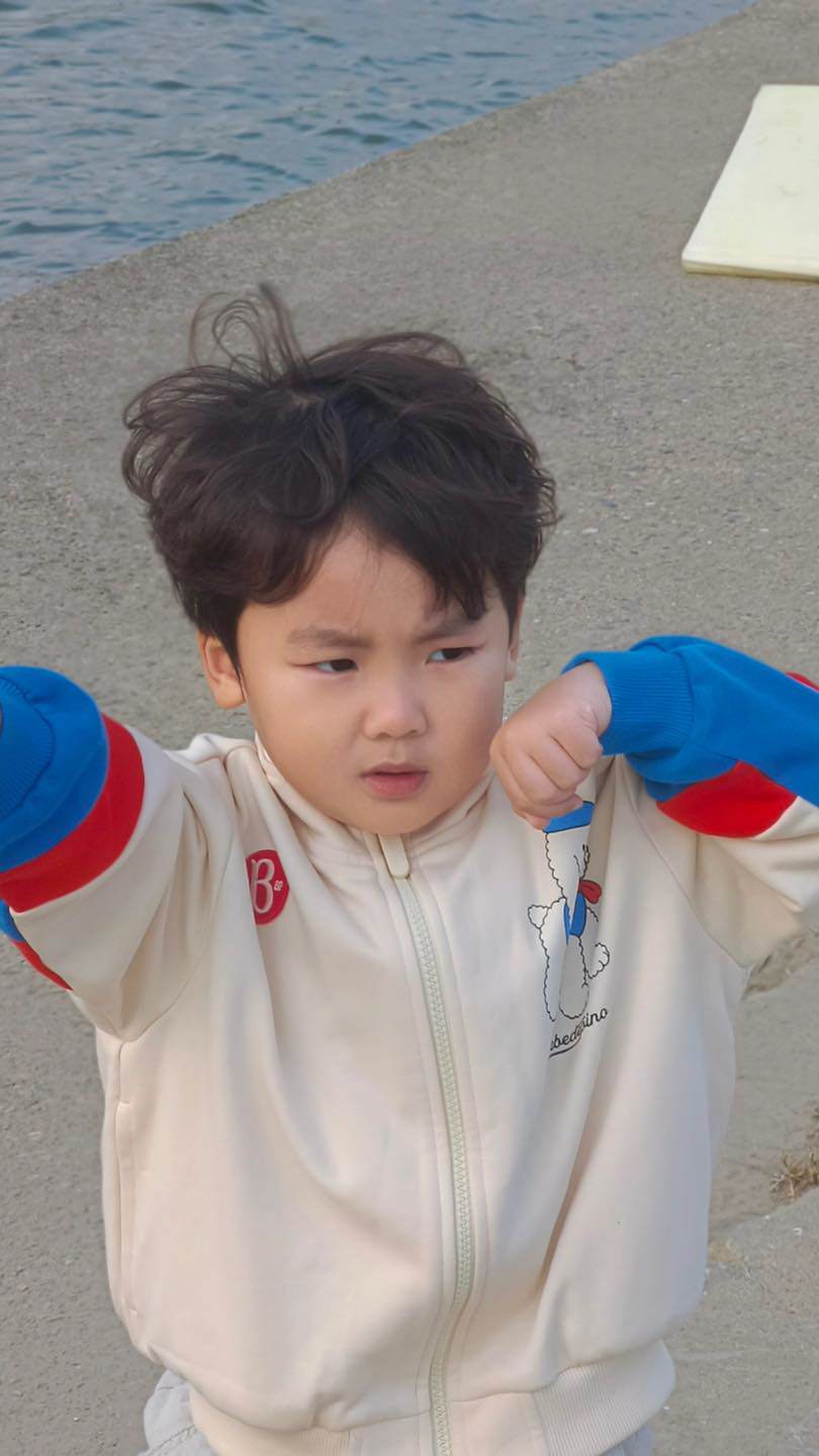 Con trai Hòa Minzy lên sóng, tóc uốn xoăn chuẩn style soái ca Hàn Quốc - Hình 2