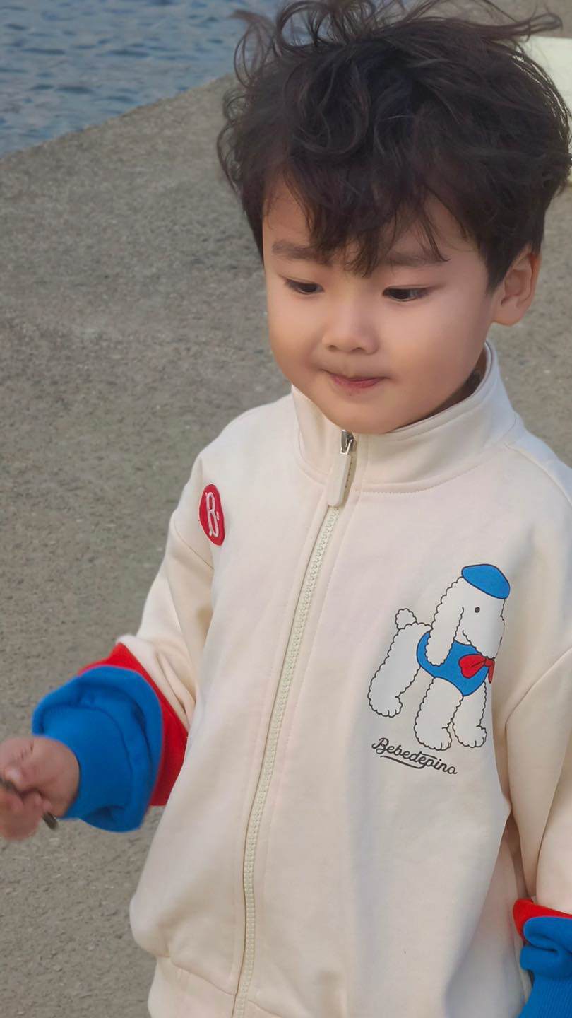 Con trai Hòa Minzy lên sóng, tóc uốn xoăn chuẩn style soái ca Hàn Quốc - Hình 1