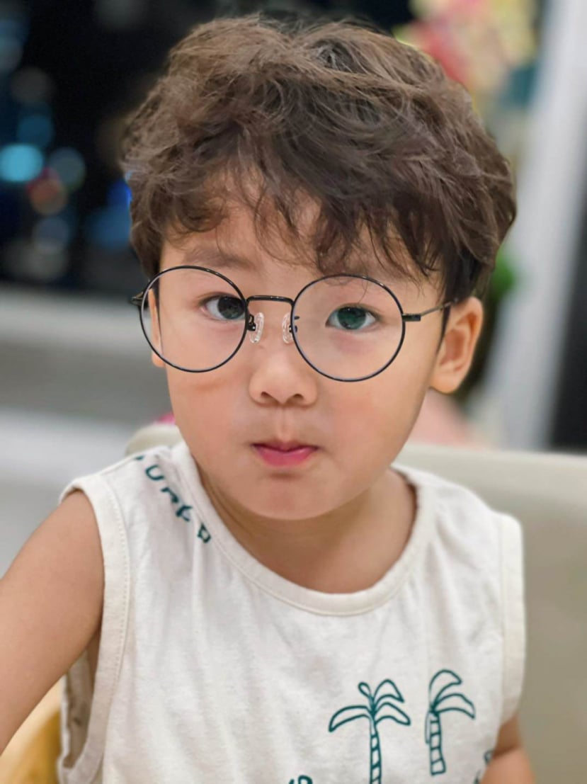 Con trai Hòa Minzy lên sóng, tóc uốn xoăn chuẩn style soái ca Hàn Quốc - Hình 8