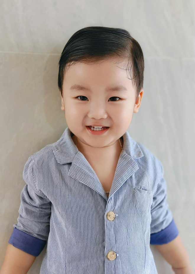 Con trai Hòa Minzy lên sóng, tóc uốn xoăn chuẩn style soái ca Hàn Quốc - Hình 9