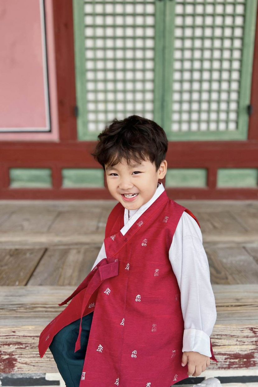 Con trai Hòa Minzy lên sóng, tóc uốn xoăn chuẩn style soái ca Hàn Quốc - Hình 7