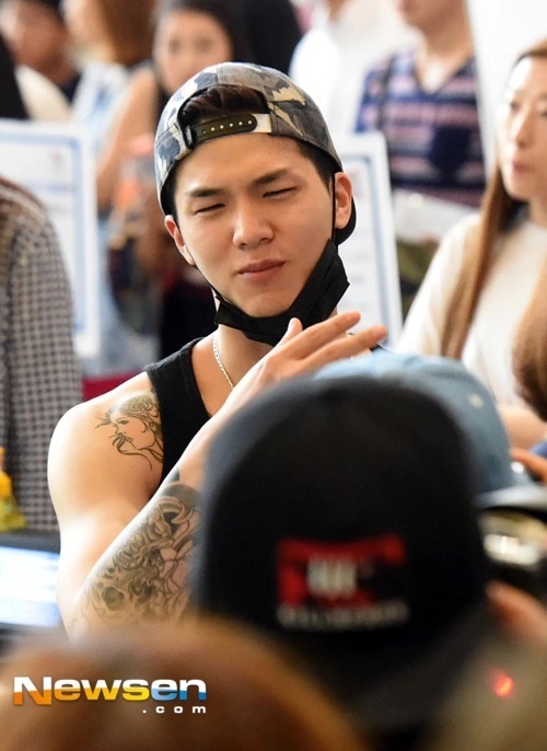 C.A.P (Teen Top) tiết lộ bị phụ nữ hành hung giữa phố, cảm thấy phiền phức vì nhiều người tiếp cận - Hình 6