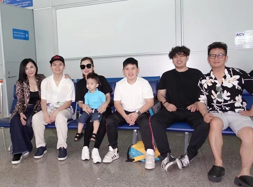 Bằng Kiều: đi lên từ nghèo khó, trở thành danh ca hải ngoại đắt giá, nay viên mãn bên vợ 9x và 4 con - Hình 9