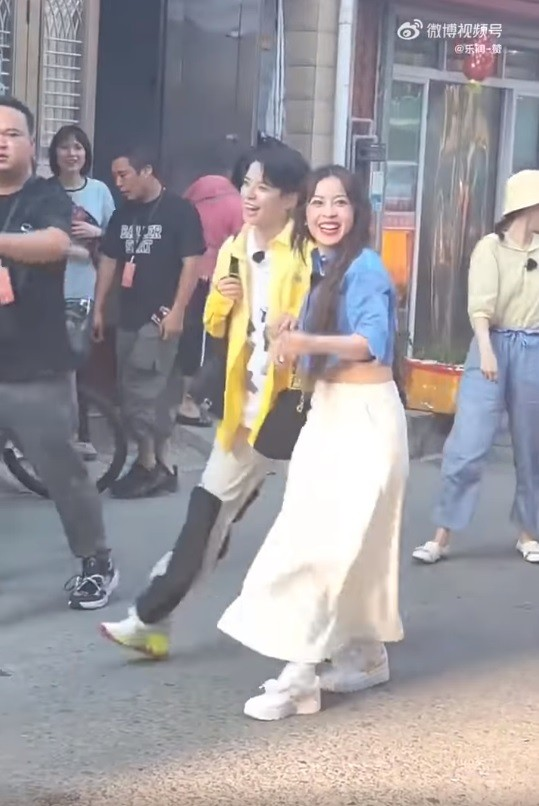 Tỷ tỷ đạp gió rẽ sóng: Chi Pu đáp trả Thu Minh cực thâm thúy, fan Trung vào cuộc, Hoàng Ku bị vạ lây - Hình 9
