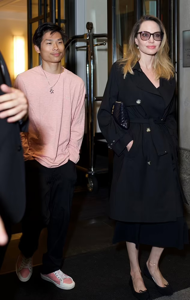 Pax Thiên như hình với bóng với Angelina Jolie tại New York, thành trợ thủ đắc lực của mẹ nuôi - Hình 2