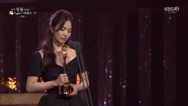 Song Hye Kyo bật khóc nghẹn ngào khi thắng Daesang ở Rồng Xanh 2023 - Hình 3