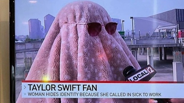 Photo causes fever: A fan skipped work to see Taylor Swift but was interviewed on TV - Picture 4