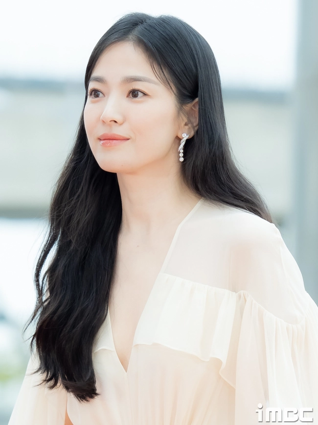 Song Hye Kyo, Son Ye Jin lộ ảnh thời trung học: Nhan sắc 1 chín 1 mười nhưng thua xa Kim Tae Hee? - Hình 1