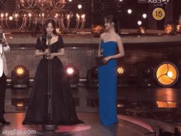 2 nữ thần Yoona - Song Hye Kyo chung sân khấu, đàn em biểu cảm bất ngờ khi đàn chị nhận giải Daesang ở Rồng Xanh - Hình 3