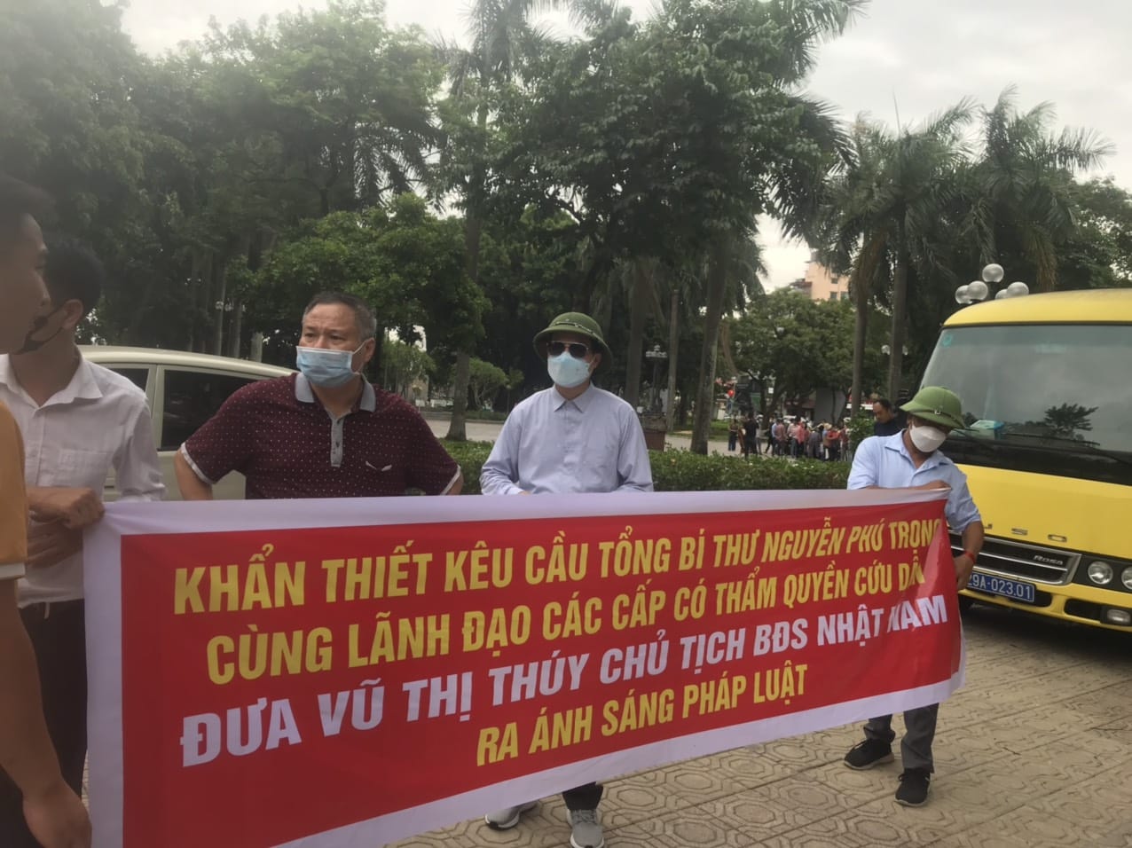 Khánh Phương gặp biến lớn khi công ty của vợ bị công an bao vây, người dân kéo đến đòi tiền? - Hình 2