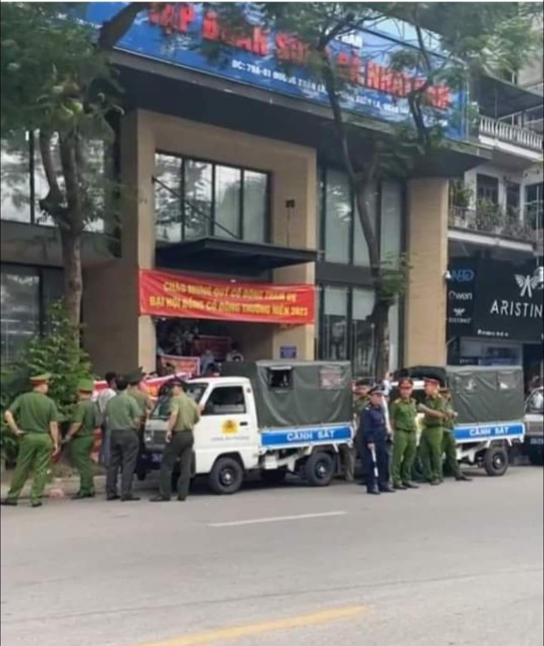 Khánh Phương gặp biến lớn khi công ty của vợ bị công an bao vây, người dân kéo đến đòi tiền? - Hình 1