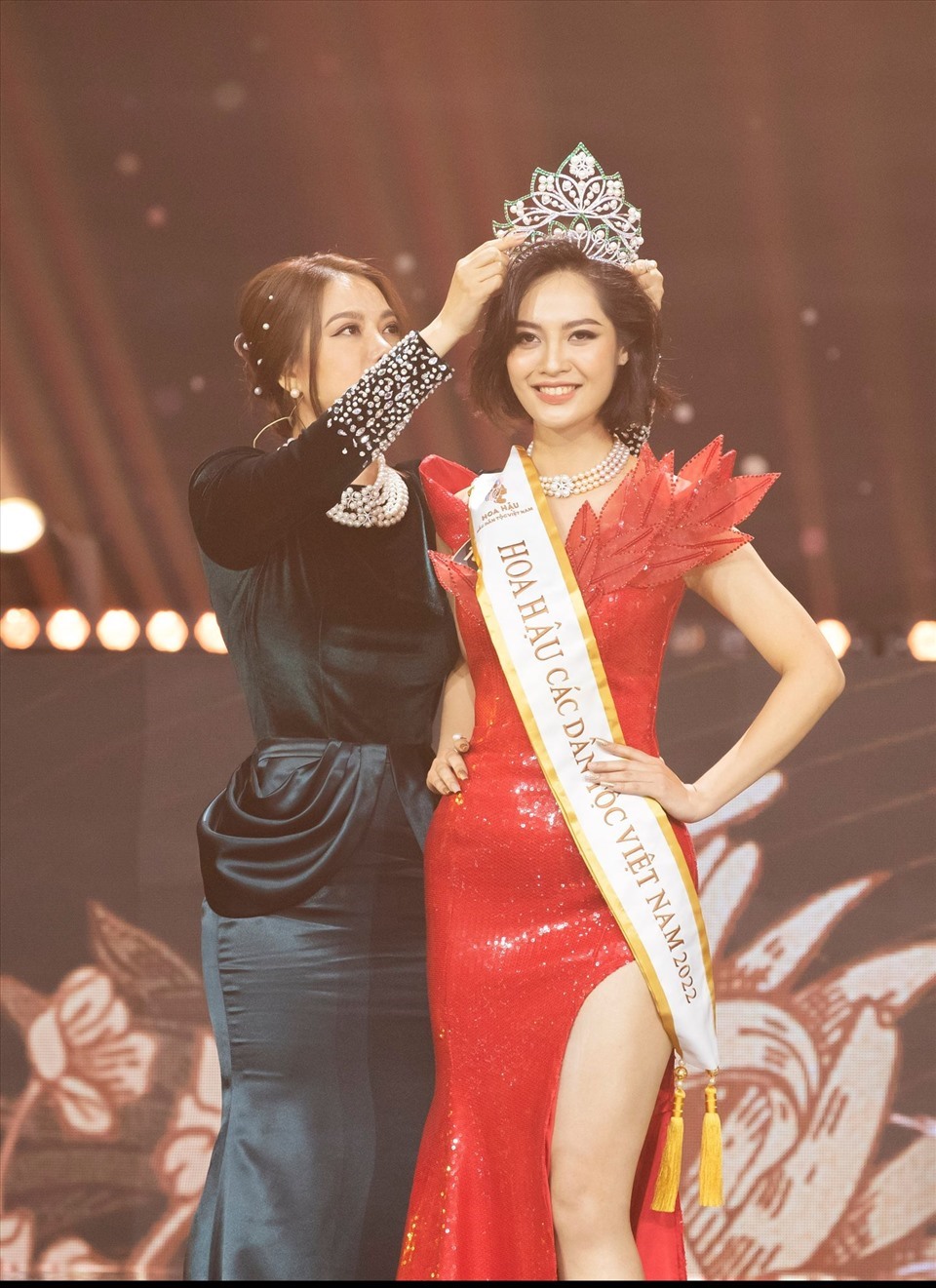 Nông Thúy Hằng mất suất thi quốc tế vẫn đến họp báo Miss Earth VN, đeo trang sức 5 tỷ vẫn bị chê - Hình 1