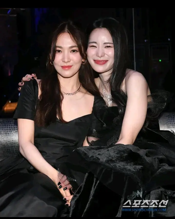 Song Hye Kyo khóc nghẹn khi thắng Daesang ở Rồng Xanh, liền bị tung ảnh được Lee Min Ho cầu hôn? - Hình 1